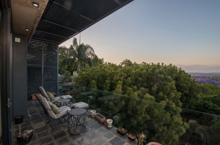 This luxury residence, designed by renowned architect Eftychios Eftychis uses rock and concrete to complement the lush vegetation of the site:  ow.ly/3BKd50CLFxN

#Pretoria | #Lifestyle | #SouthAfrica | #BuyWithSeeff | #Johannesburg | #Property | #TimeToBuy #DreamHome