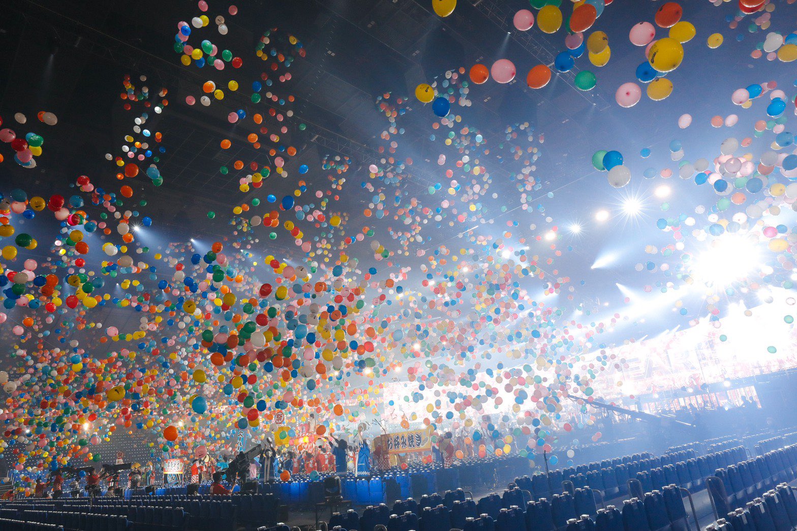 サザンオールスターズ Official サザンほぼほぼ年越しライブ サザンオールスターズ応援団 会員限定 特典の内容が決定 オリジナル紙チケット 銀テープキーホルダー カラフルバルーン 特典付きチケットは見逃し配信期間の7日までご