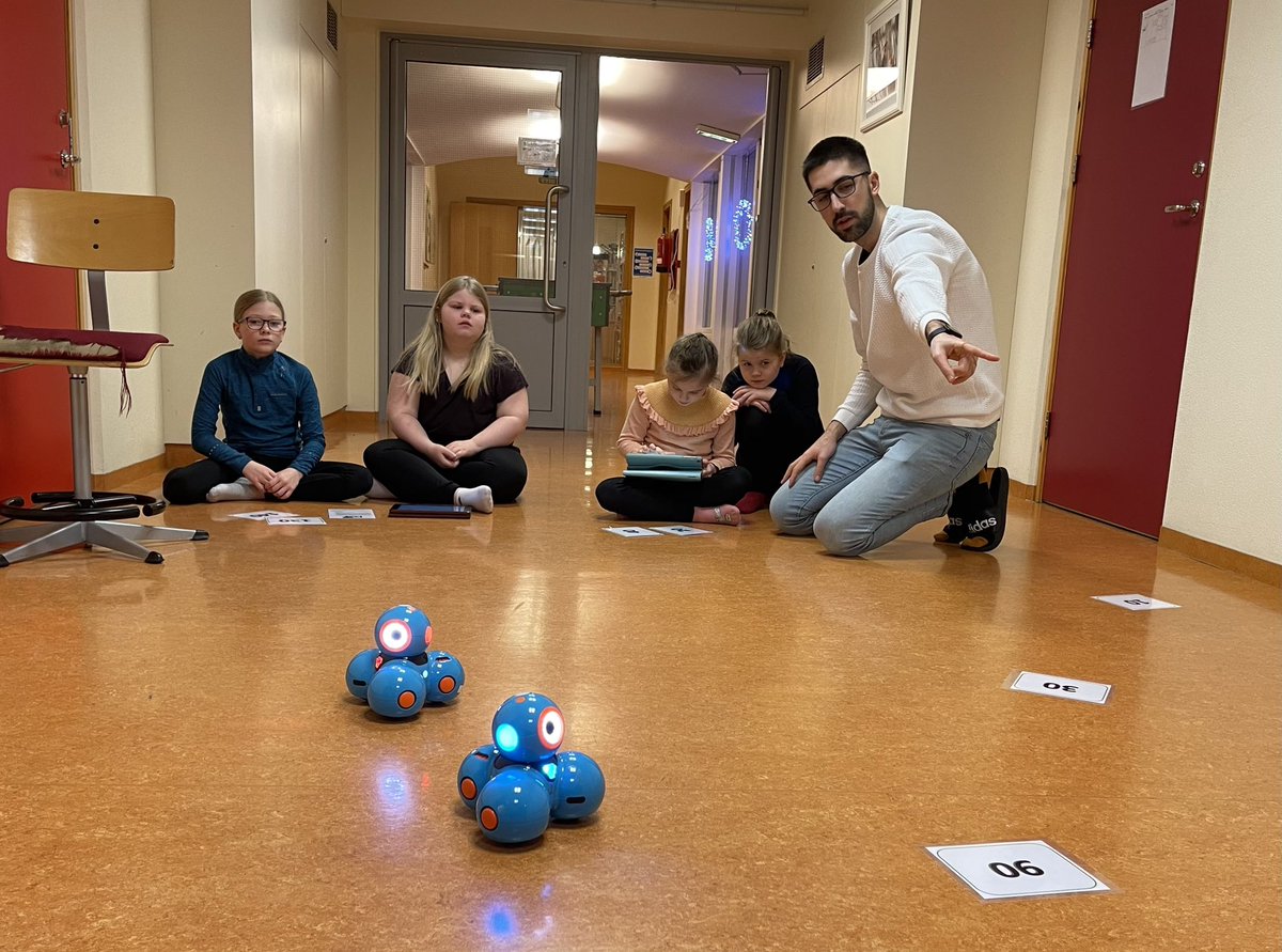 gudnysigga's tweet photo. Talnaleikur með Dash - krefjandi og skemmtileg forritunarvinna. #forritun #dashrobot #wonderworkshop #EARLYErasmus #dalvíkurskóli @WonderWorkshop https://t.co/lWkAuu3qzA https://t.co/JhfftBKNnZ