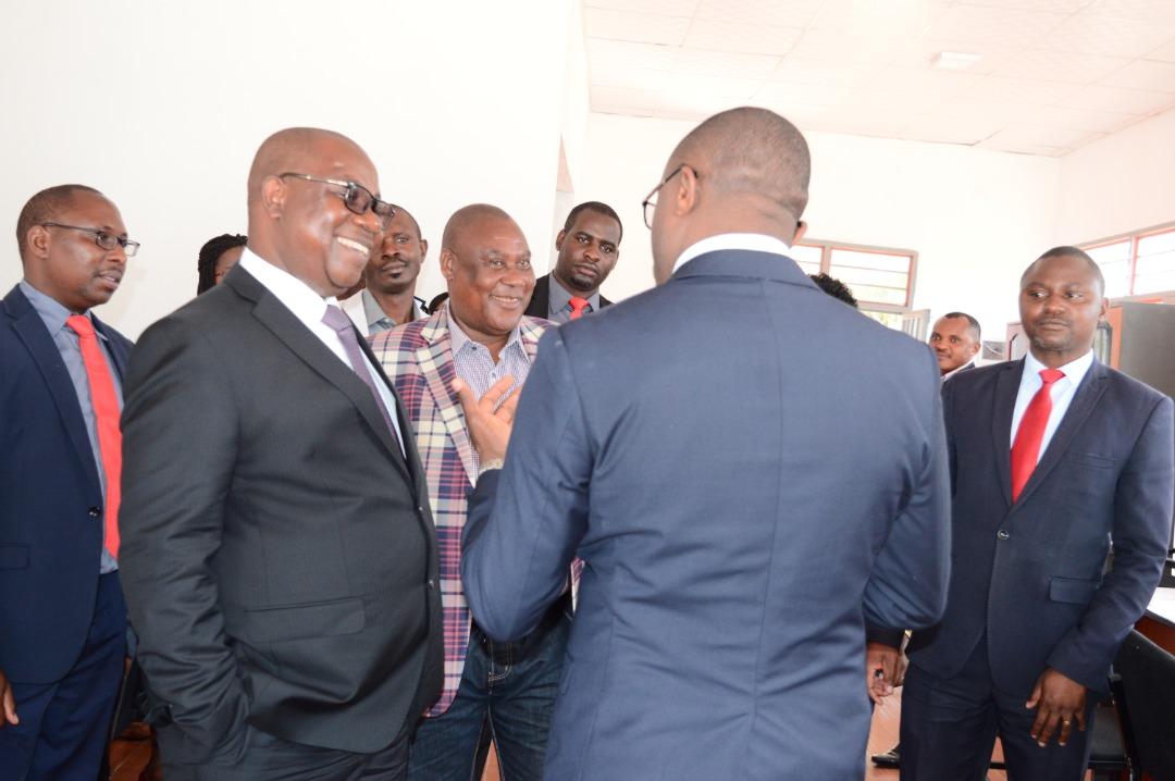 1.Ce mercredi le 06 janvier 2021, S.E.M le Ministre de @MinEACJSCBdi, Amb. Ezéchiel NIBIGIRA a réhaussé les activités d' ouverture des premiers comptes à la clientèle de la  Banque d' Investissement pour  les Jeunes, BIJE à #Gitega.