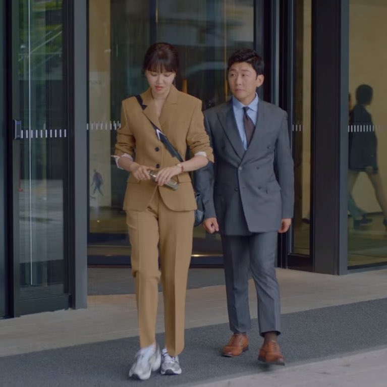 gangschiele_'s tweet photo. ชอบการใส่ sneakers กับทุกชุดของท่านประธานเลย เท่มากๆ #RunOn https://t.co/sZbrhxlGL1