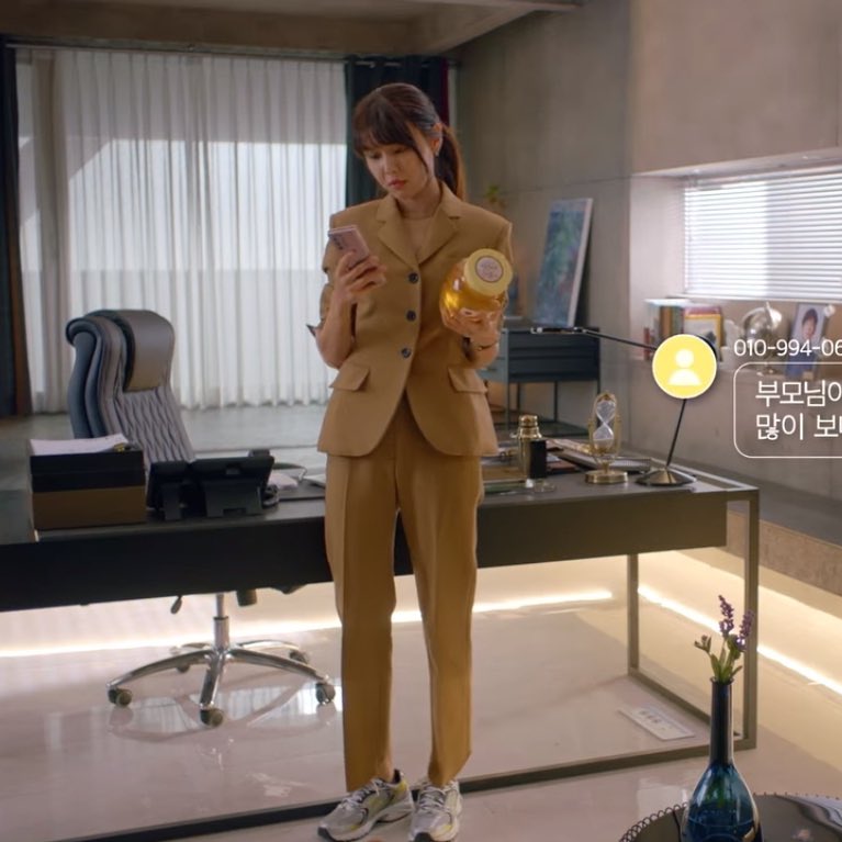 gangschiele_'s tweet photo. ชอบการใส่ sneakers กับทุกชุดของท่านประธานเลย เท่มากๆ #RunOn https://t.co/sZbrhxlGL1