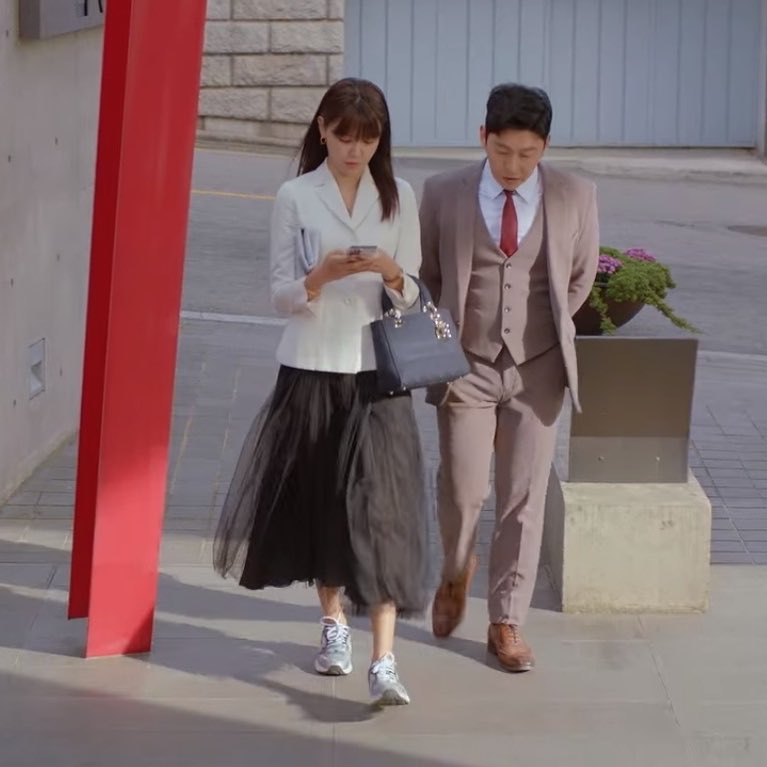 gangschiele_'s tweet photo. ชอบการใส่ sneakers กับทุกชุดของท่านประธานเลย เท่มากๆ #RunOn https://t.co/sZbrhxlGL1