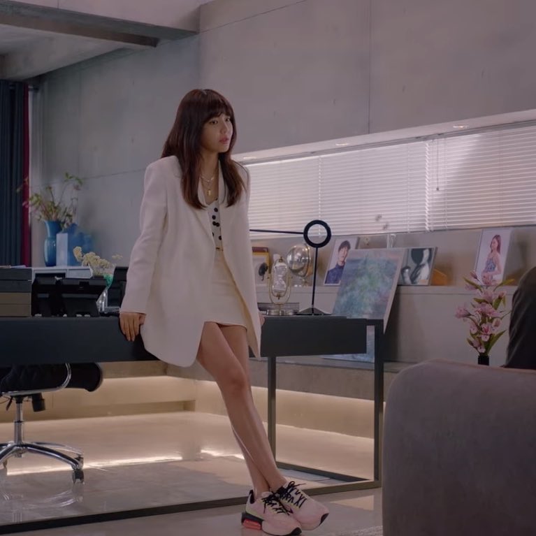 gangschiele_'s tweet photo. ชอบการใส่ sneakers กับทุกชุดของท่านประธานเลย เท่มากๆ #RunOn https://t.co/sZbrhxlGL1