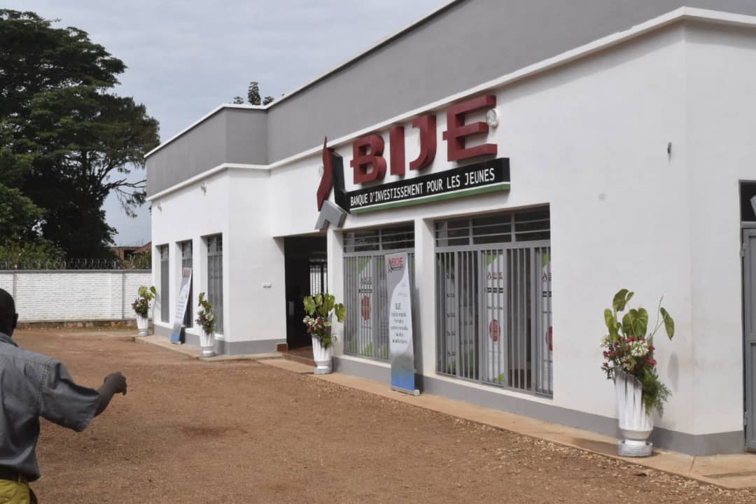 2. S.E le Ministre a indiqué que le fonctionnement de  la BIJE sera comme celui des autres  banques  commerciales du Burundi sauf que les Jeunes regroupés en association ou en cooperative et ayant des projets banquables recevront des crédits à bas interêt.