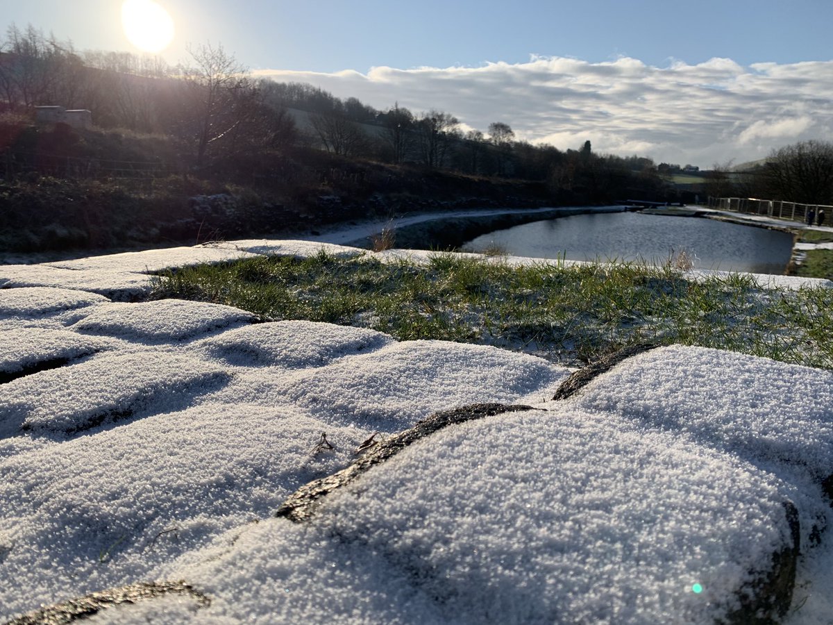 ClaireTranter's tweet photo. It was a cold run this morning but so beautiful in the snow #bitnippyout #getoutthere #runningadventures #monkeyhat #sparklingsnow https://t.co/01uhaqQGtD
