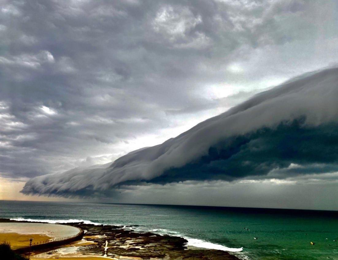 mickskehan's tweet photo. This is #NotmyPicture but thought it was too good not to share of the #Storm front off the kiddies pool and #Newie #OceanBaths looking #North towards #Nobbys this arvo https://t.co/jOdeftAahc