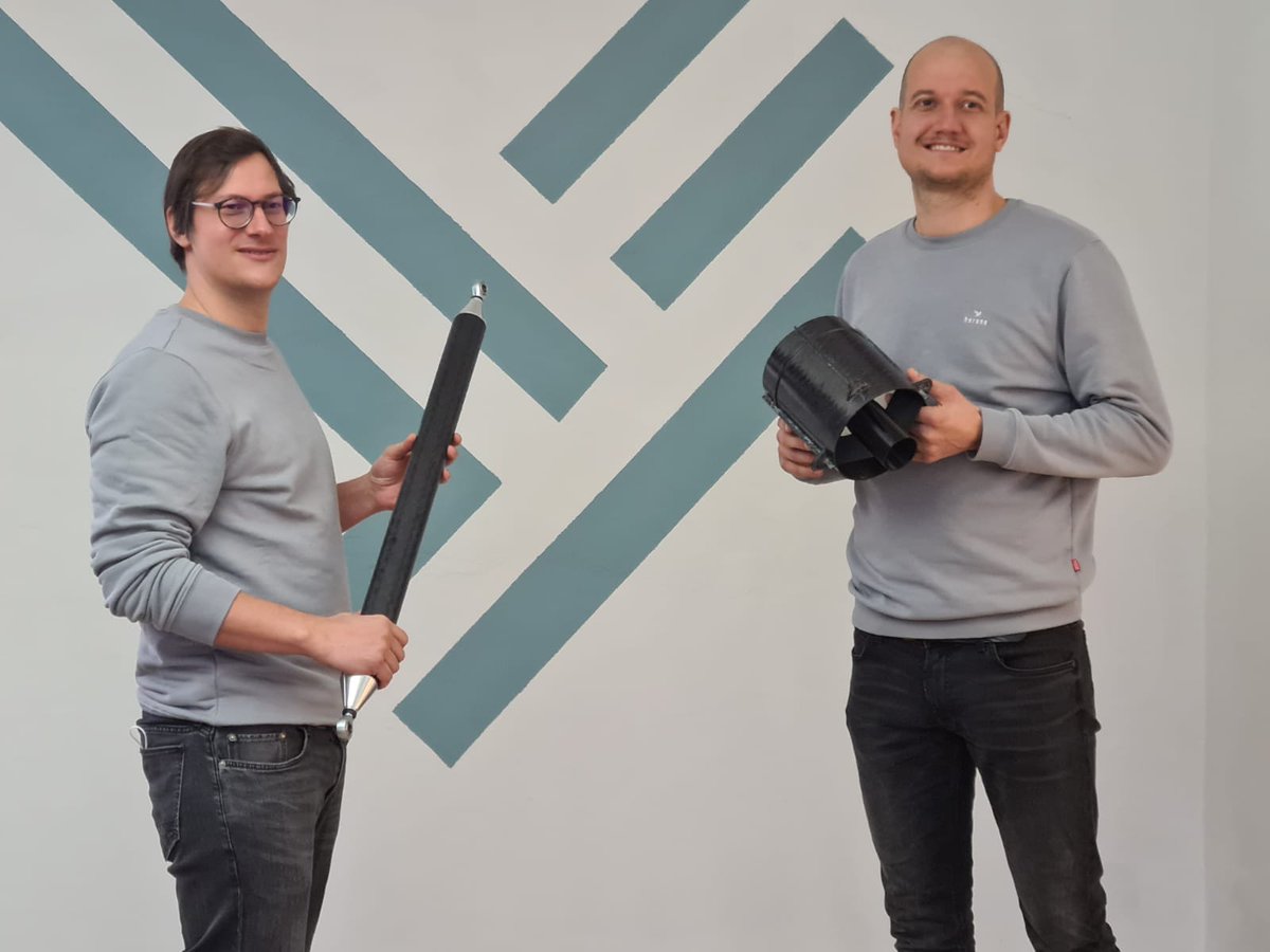 significantpic's tweet photo. Die beiden (eigentlich drei) haben #Herone (#industry: strapazierfähige Leichtbauteile aus faserverstärkten Thermoplasten) gegründet #SuperTeam
Wir drehen die gerade 🍾
@Lilium #startup #Leichtbauteile #Faserstoffe #Materials #Electricity #VTOL #Planes #Cars #tech #Space #eVTOL https://t.co/YhKI3HCgvL