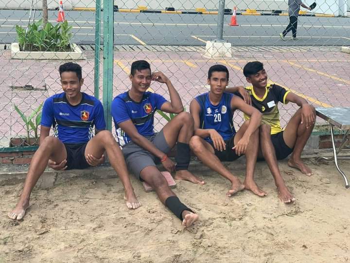 BoyGuy212's tweet photo. ពេញចិត្ត១ណា https://t.co/F9BRe8y2s4
