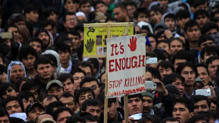 Ahmjee's tweet photo. ہزارہ شہیدوں کو لوری
اعجاز منگی
مت جاگ میرے بچے
ابھی تیری ماں نہیں سوئی
سوجا سوجا سوجا سوجا
بہت جاگنے والے بچے
سوجا سوجا سوجا سوجا
میں گا رہی ہوں تیرے لیے
ماتمی لوری
”یا حسین یاحسین یا حسین“
#HazaraLivesMatter https://t.co/Njz3aynQhl