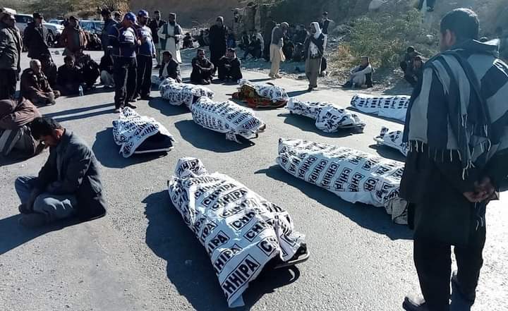 Ahmjee's tweet photo. ہزارہ شہیدوں کو لوری
اعجاز منگی
مت جاگ میرے بچے
ابھی تیری ماں نہیں سوئی
سوجا سوجا سوجا سوجا
بہت جاگنے والے بچے
سوجا سوجا سوجا سوجا
میں گا رہی ہوں تیرے لیے
ماتمی لوری
”یا حسین یاحسین یا حسین“
#HazaraLivesMatter https://t.co/Njz3aynQhl