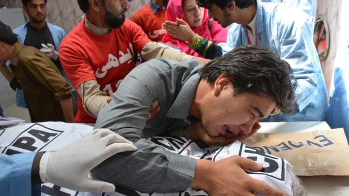 Ahmjee's tweet photo. ہزارہ شہیدوں کو لوری
اعجاز منگی
مت جاگ میرے بچے
ابھی تیری ماں نہیں سوئی
سوجا سوجا سوجا سوجا
بہت جاگنے والے بچے
سوجا سوجا سوجا سوجا
میں گا رہی ہوں تیرے لیے
ماتمی لوری
”یا حسین یاحسین یا حسین“
#HazaraLivesMatter https://t.co/Njz3aynQhl