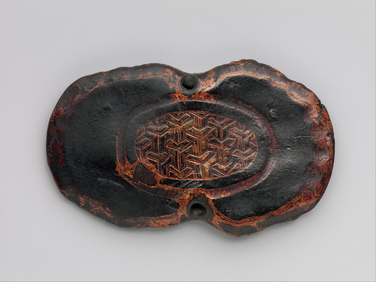 遂 *ljuds (suì): put on an arm-guard on the left arm