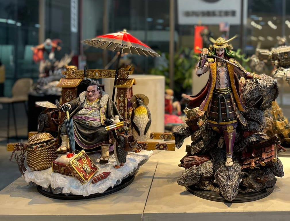 GHeroesEurope's tweet photo. Prototype comparison picture by Mandy Lai from the XM Penguin Daimyo 1/4 statue and XM Joker Orochi 1/4 statue at China Glink gallery. 

#XMStudios #XMStudiosGH #DC #Penguin https://t.co/ZlW5npHrwY