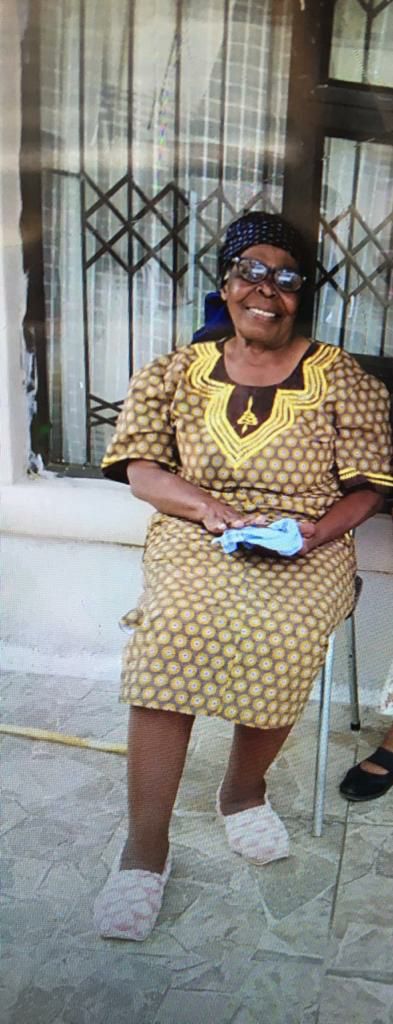 Fezzy_Jobe's tweet photo. Rest in peace my Queen. 🤍 Lala uphumule Thombeni. Besinethemba sithi uyabuya nje manje. https://t.co/8svbxRWxwv