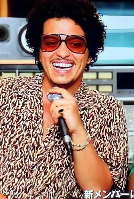 Bruno Mars sorrindo ; thread pra melhorar seu dia