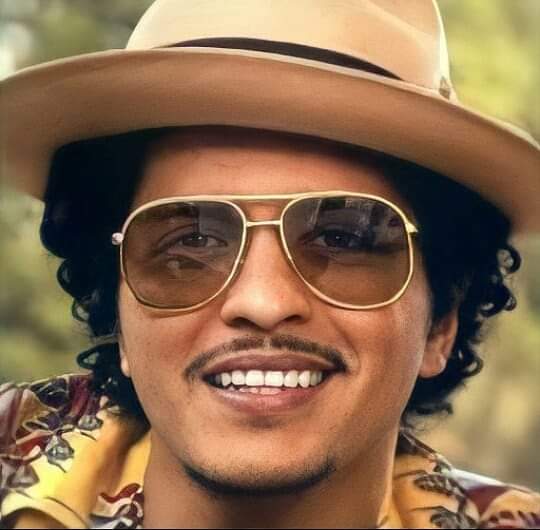 Bruno Mars sorrindo ; thread pra melhorar seu dia