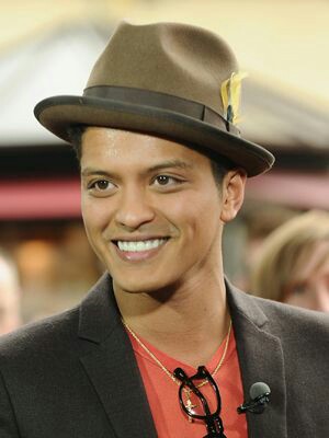Bruno Mars sorrindo ; thread pra melhorar seu dia