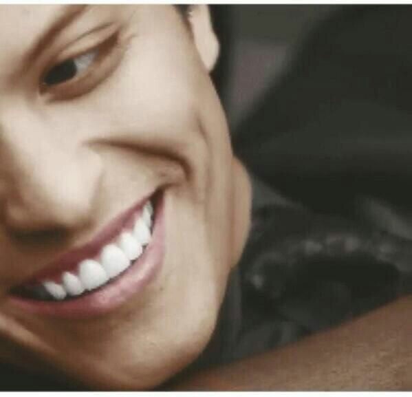 Bruno Mars sorrindo ; thread pra melhorar seu dia