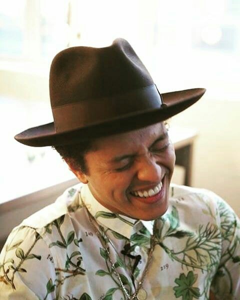 Bruno Mars sorrindo ; thread pra melhorar seu dia
