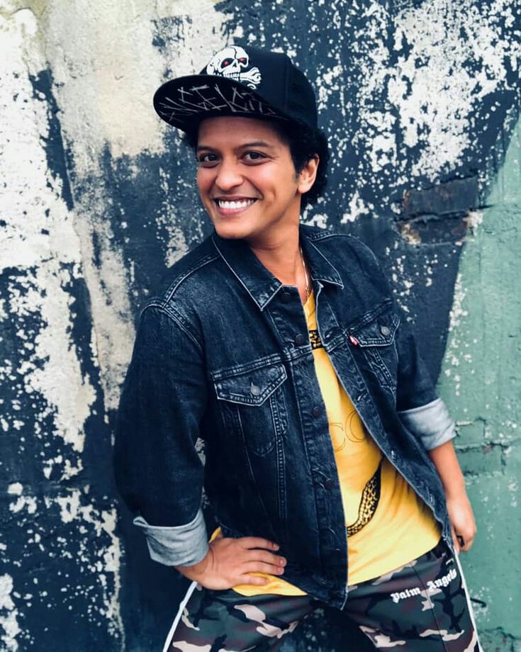 Bruno Mars sorrindo ; thread pra melhorar seu dia
