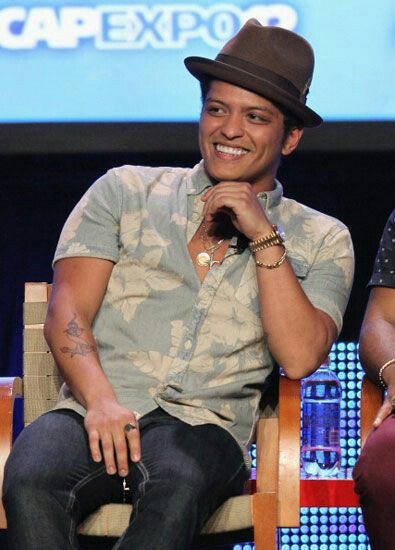 Bruno Mars sorrindo ; thread pra melhorar seu dia