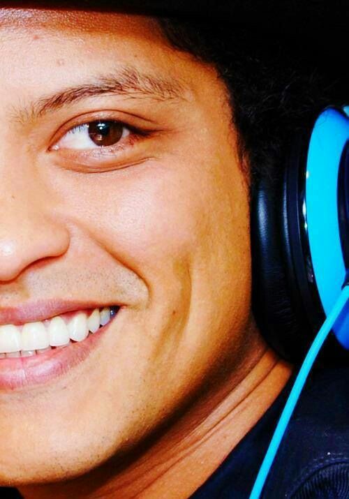 Bruno Mars sorrindo ; thread pra melhorar seu dia