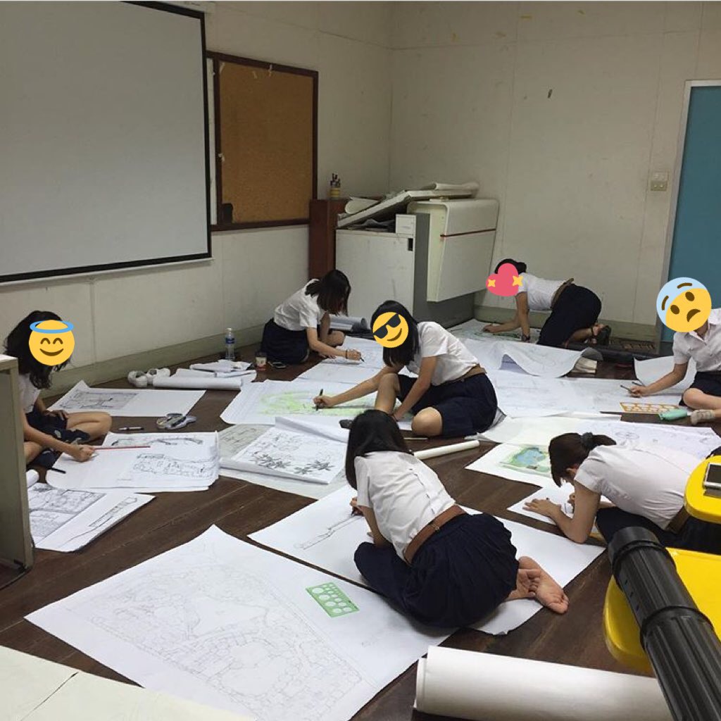 anto_ploy's tweet photo. มีใครอยากให้รีวิวถาปัตย์ฬไหมคะ55555555555555555 แต่สาขาภูมิสถาปัตย์(landscape)น้ะ พอดีย้อนอัลบั้มไปเจอรูปนี้ละอยากแชร์ปสกที่เรียนมา5ปี 5555 ถือว่าเออ นี่คือสภาพก่อนตรวจงานแบบอ.จะมาในอีก10นาทีแต่ทุกคนคือกุปั่นงานอยุ่อย่ามาจับ! https://t.co/UfblK6VDnv