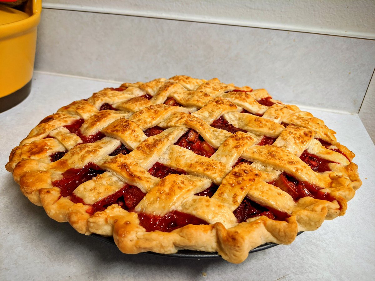  #GreatPhysicsBakeOffEveryone loves π!"Atoms in a metal form a lattice like the crust of this pie. Instead of strawberry rhubarb filling, free electrons fill in between metal ions" says  @laurbarm #InspiringScience
