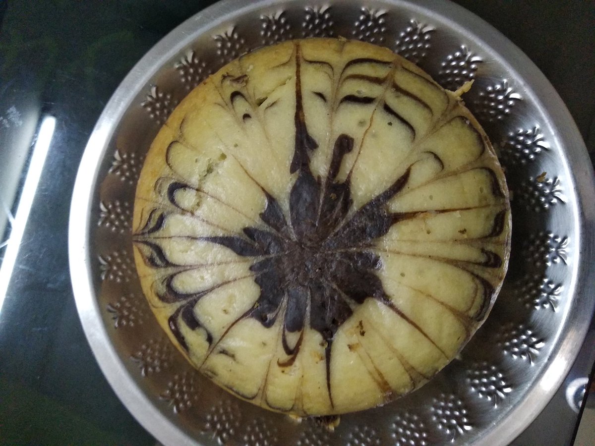  #GreatPhysicsBakeOffKrutika  @CatAstro_Piyush was inspired by  #StellarNucleosynthesis. This is the Sun's interior showing the core and the convective cells in white and chocolate layers.  https://www.nasa.gov/mission_pages/sunearth/science/solar-anatomy.htmlBeautiful! And delicious! :-) #InspiringScience
