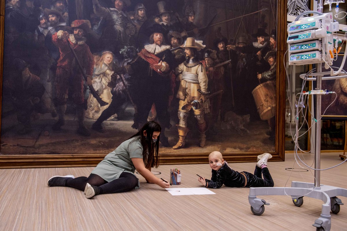 Iedereen moet een keer de Nachtwacht zien. Maar als je ziek bent, is een bezoek aan het <a href="/rijksmuseum/">Rijksmuseum</a> niet altijd een optie. Daarom wordt er in ons centrum vanaf vandaag tot 9 februari een levensgrote replica van De Nachtwacht tentoongesteld. Lees verder: bit.ly/Nachtwachtinhe…