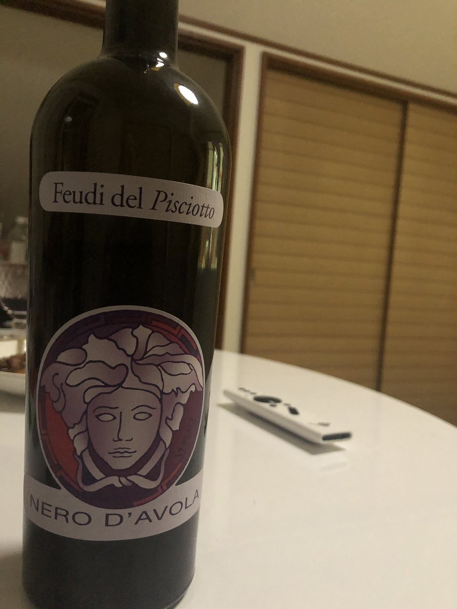 雪兎 Versaceのワイン わりとレアものですー 美味しいですー Versace 赤ワイン