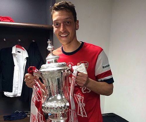 AFCfansHQ's tweet photo. Thank you for the memories @MesutOzil1088. End of an era! Sad it had to end this way! Best of luck for the future! https://t.co/imiBMR2oWR