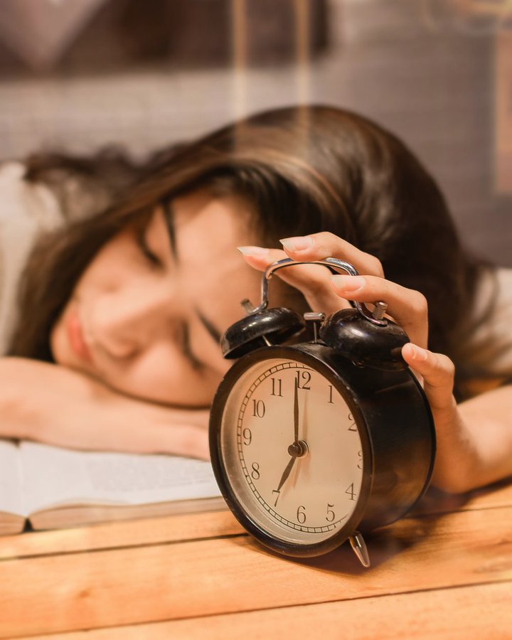 eGlobalNatural's tweet image. Prioritize sleep. During sleep, your body is busy clearing out cellular debris and making crucial repairs. 

Certain supplements can help as well:

-Valerian
-Melatonin
-Lavender
-Glycine
-Gingko
-Magnesium
-L-Theanine

buff.ly/2G2uOgG 
 #healthtips #health #nutrition