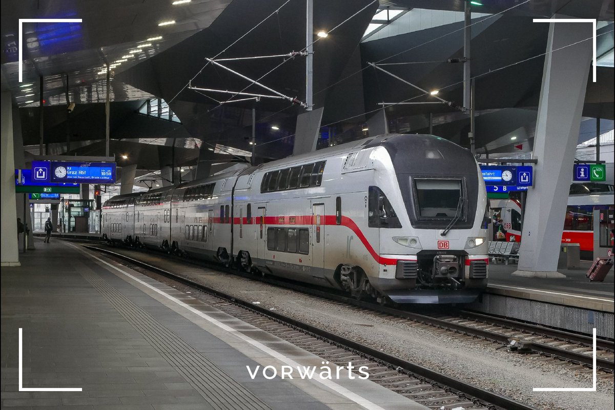 VORwaertsOeffis's tweet photo. Seit März sind die #StadlerKISS, die vormals der WESTbahn gehörten, nun schon als #Intercity2 für die DB zwischen Dresden und Warnemünde im Einsatz. Wien erreichen die Triebwagen als IC 94/95 dennoch weiterhin, da die Wartung in den Werkstätten der ÖBB erfolgt. https://t.co/cUubreXMHh