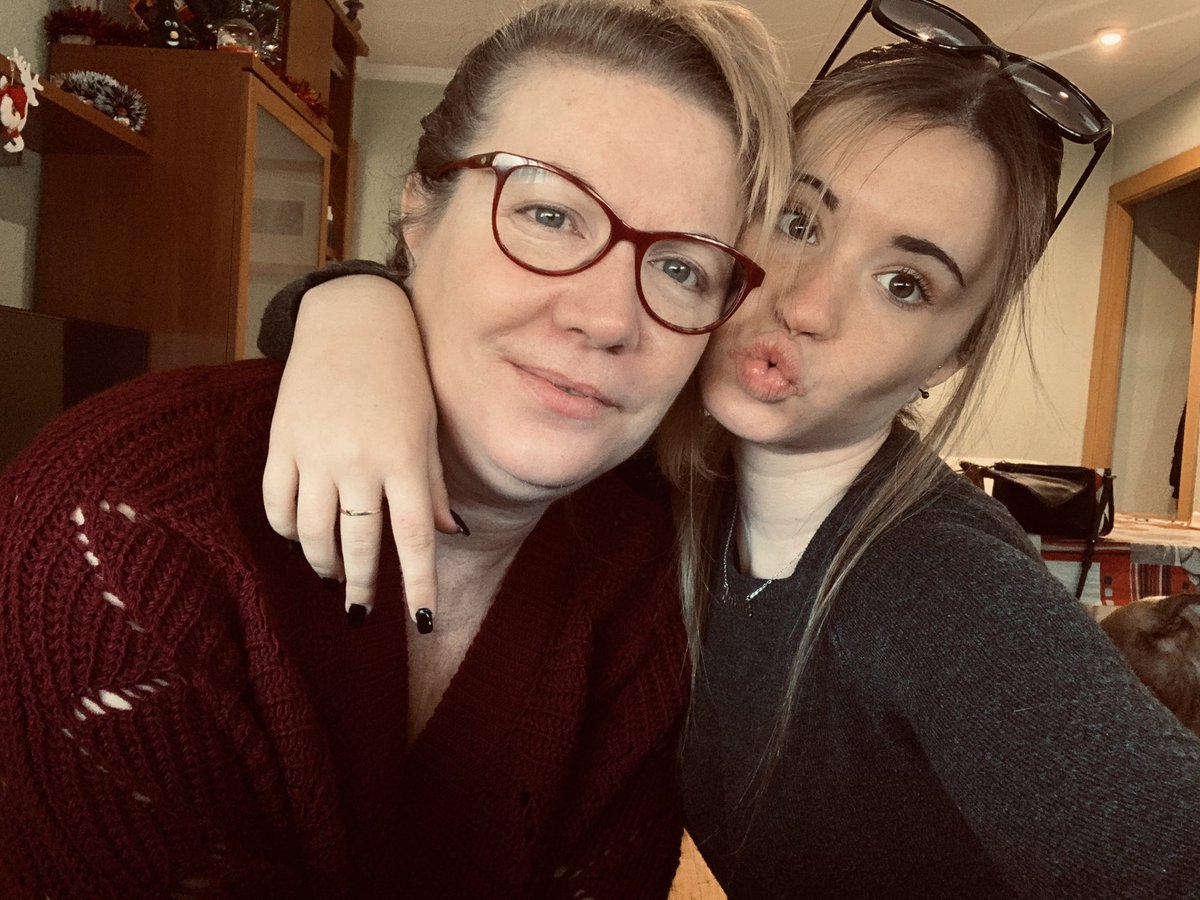 Judithlopez_15's tweet photo. La mataría la mayoría de los días, pero en el fondo nos queremos mucho mucho💖
#mooom👩👧 https://t.co/8YtZClBpz0