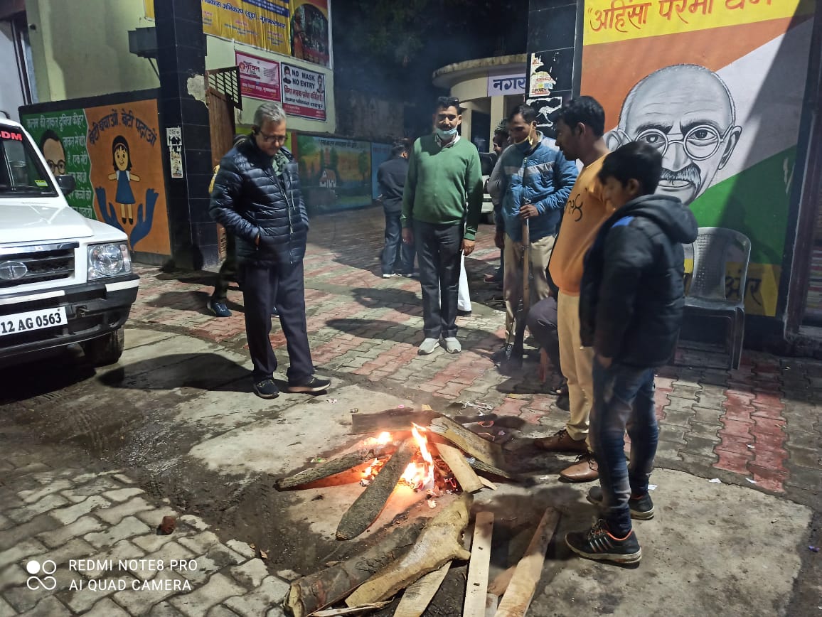 न0प0 शाहपुर के रैन वसेरा व अलाव का निरीक्षण