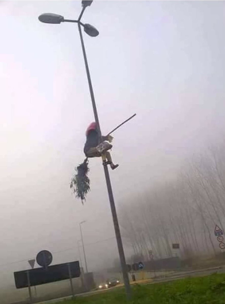 NoreenAmore's tweet image. Befana didn't update her GPS 🤭😂😂😆🤣😂 #labefana