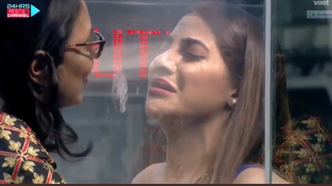 haniaa_here's tweet photo. Nikki to her mom: Maa ap aur bolo naa !!! 

Mom: kyaaa ?

Nikki : kuch bhii. 😭😭🥺🤧❤️

#NikkiTamboli is such soft &amp; cutie bachaa I love her more. 
#BB14LiveFeeds #BB14 
#BiggBoss14 https://t.co/q3lC0XKnCO