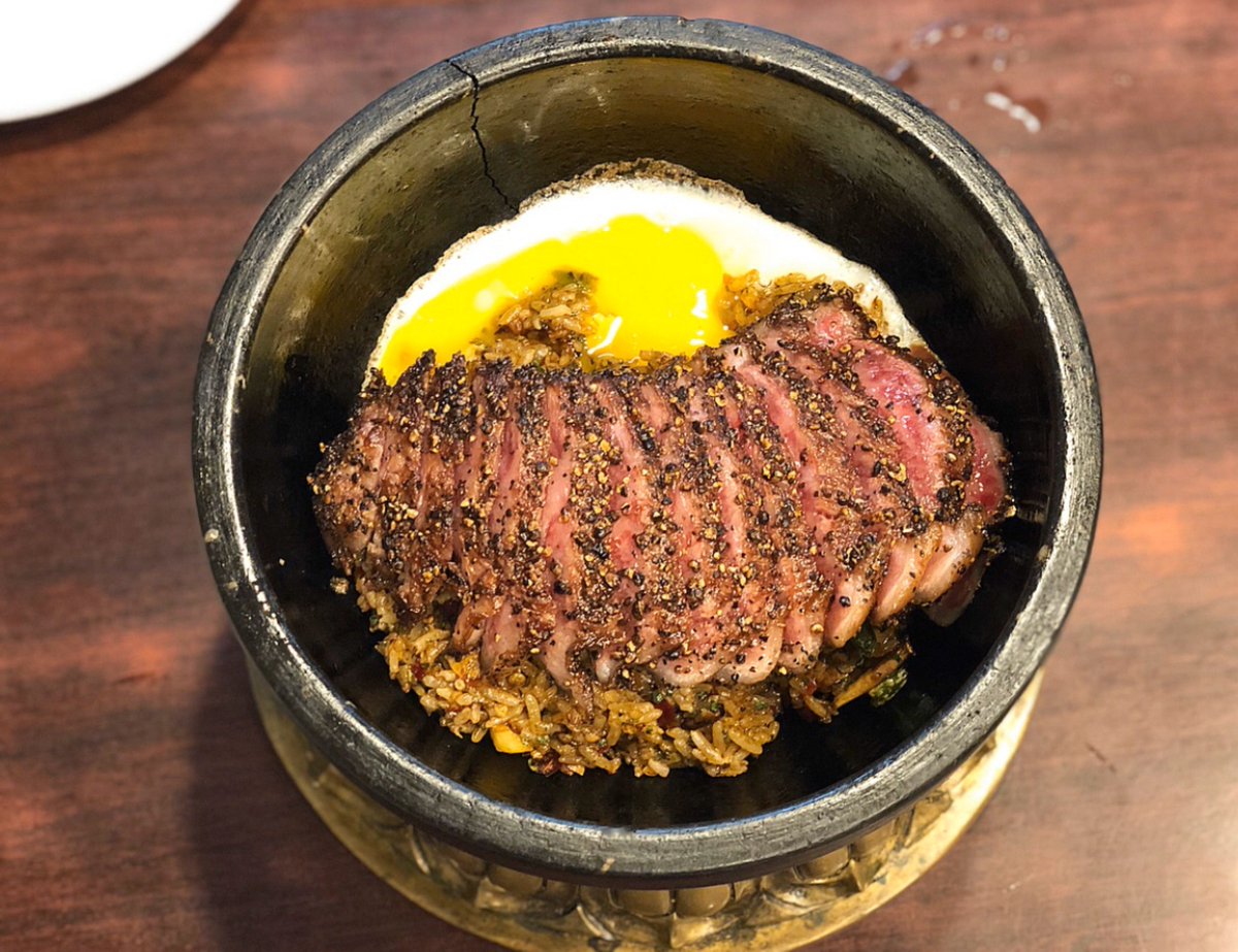 BESTEREATS's tweet photo. ร้านเลิศทิพย์ ร้านของเชฟกิ๊ก กมล ชอบดีงาม ผู้เข้าร่วมเเข่งขัน Top Chef Thailand Season 1 เป็นร้านโปรดที่มาบ่อย อร่อยคอนเฟิร์ม เมนูที่ชอบที่สุดคือกะเพราเนื้อวากิว คือฟินมากคะ

📍เลิศทิพย์ สาขาลาดพร้าว-วังหิน
✏️Bumbim Boom Boom

อ่านเพิ่ม https://t.co/tIQT7eI0av

#RettyTH https://t.co/ADPiu0jMu2