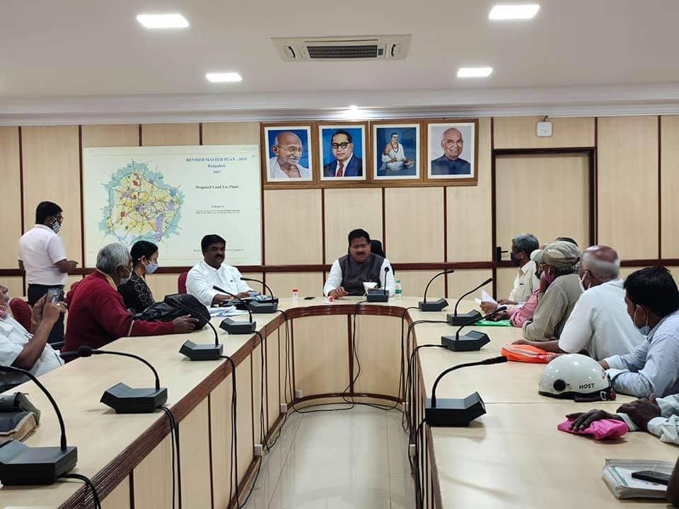 thammeshgowda's tweet photo. ಬ್ಯಾಟರಾಯನಪುರ ವಿಧಾನಸಭಾ ಕ್ಷೇತ್ರದ ಅರ್ಕಾವತಿ ಬಡಾವಣೆಯ ನಾಗರಿಕರ ಕುಂದು ಕೊರತೆಗಳ ಸಭೆಯನ್ನು ಬಿಡಿಎ ಕಛೇರಿಯಲ್ಲಿ ಅಧ್ಯಕ್ಷರಾದ ಶ್ರೀ @SRVishwanathBJP ಅವರ ನೇತ್ರತ್ವದಲ್ಲಿ ನಡೆಸಲಾಯಿತು..

#bangalore_development_authority https://t.co/434x6Q87iz