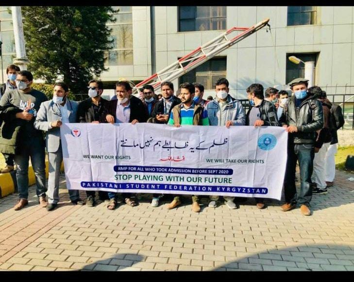 Ziyadism's tweet photo. We don't agree with these steps that @pmc_org started 
We are your future
We want justice 
Fulfill our demands
#JusticeForKyrgyzMedicos
#StopOppressingFmgs 
@Dr_tweets https://t.co/IUYBqv5W1b