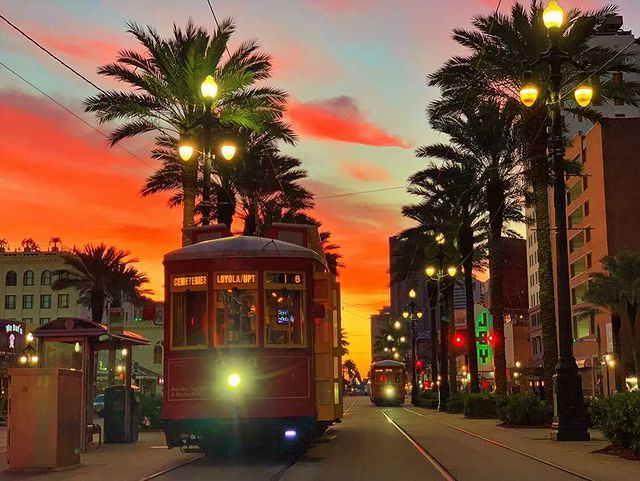 ScotPilie_Wx's tweet photo. What a sunrise to kick off Carnvial season! Happy King's Day! 📸 @DavidMora 💜💚💛 https://t.co/lKcZW1GoEU