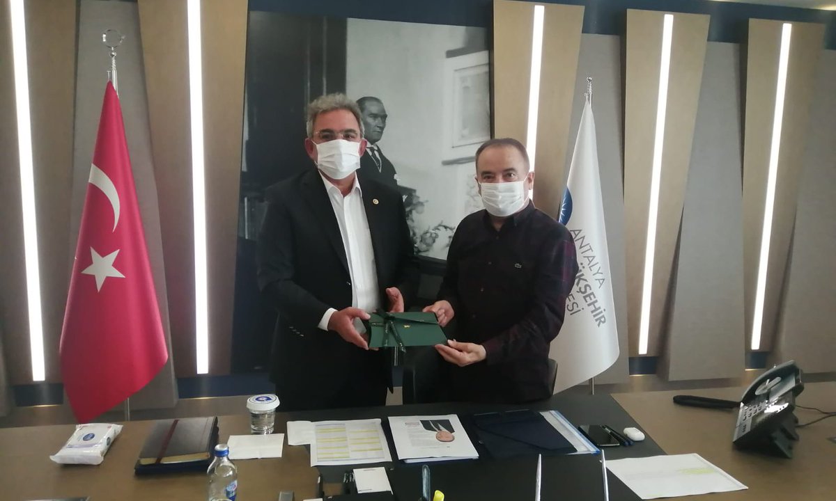 Büyükşehir Belediye Başkanımız Muhittin Böcek’i makamında ziyaret ettik. 

Yeni yılın Antalyamız ve ülkemiz için aydınlık ve güzel günler getirmesi temennisinde bulunduk. <a href="/BocekMuhittin/">Muhittin Böcek</a>