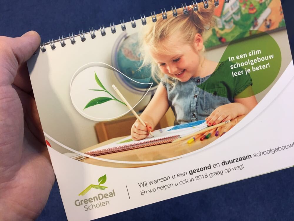 Weet u nog? Drie jaar geleden ontvingen alle schoolbesturen bij start van het nieuwe jaar een bureaukalender.

Met iedere maand een tip om het schoolgebouw te verduurzamen. 

Want in een slim, gezond en duurzaam schoolgebouw leer je beter #samen #slimmer #verduurzamen #onderwijs