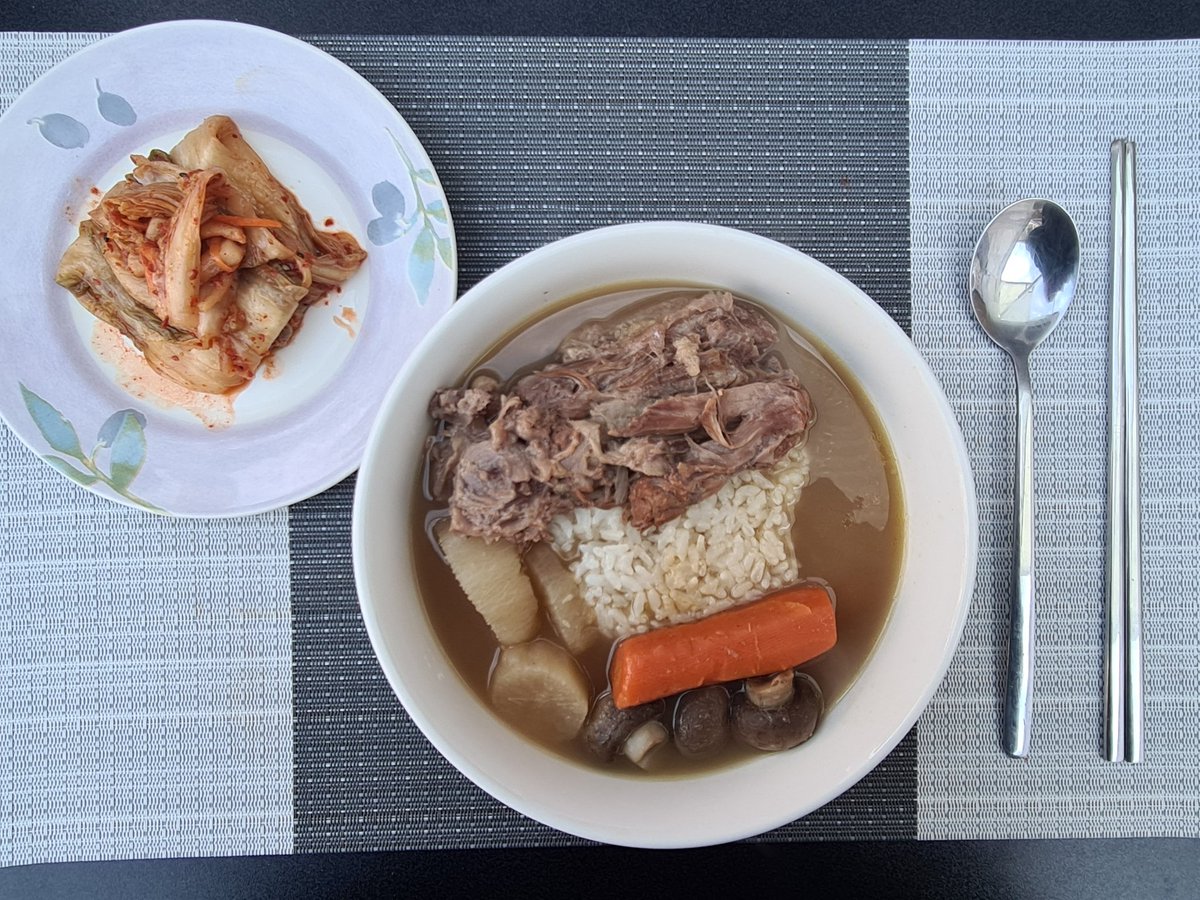 AngmoChabo's tweet photo. Lunchtime 😋😋
#cheffrances #dishoftheday 😋😋
Today's Menu -
Beef soup with rice & homemade kimchi
#homemadekimchi #kimchi #homecooking #쇠고기국밥
#김치 #DOTD #franceskitchen #mykitchen #foodporn #ilovefood #akaangmo #foodforthesoul https://t.co/60H3iRqzQH