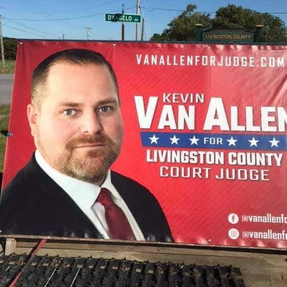 Adam her sektörde memur.