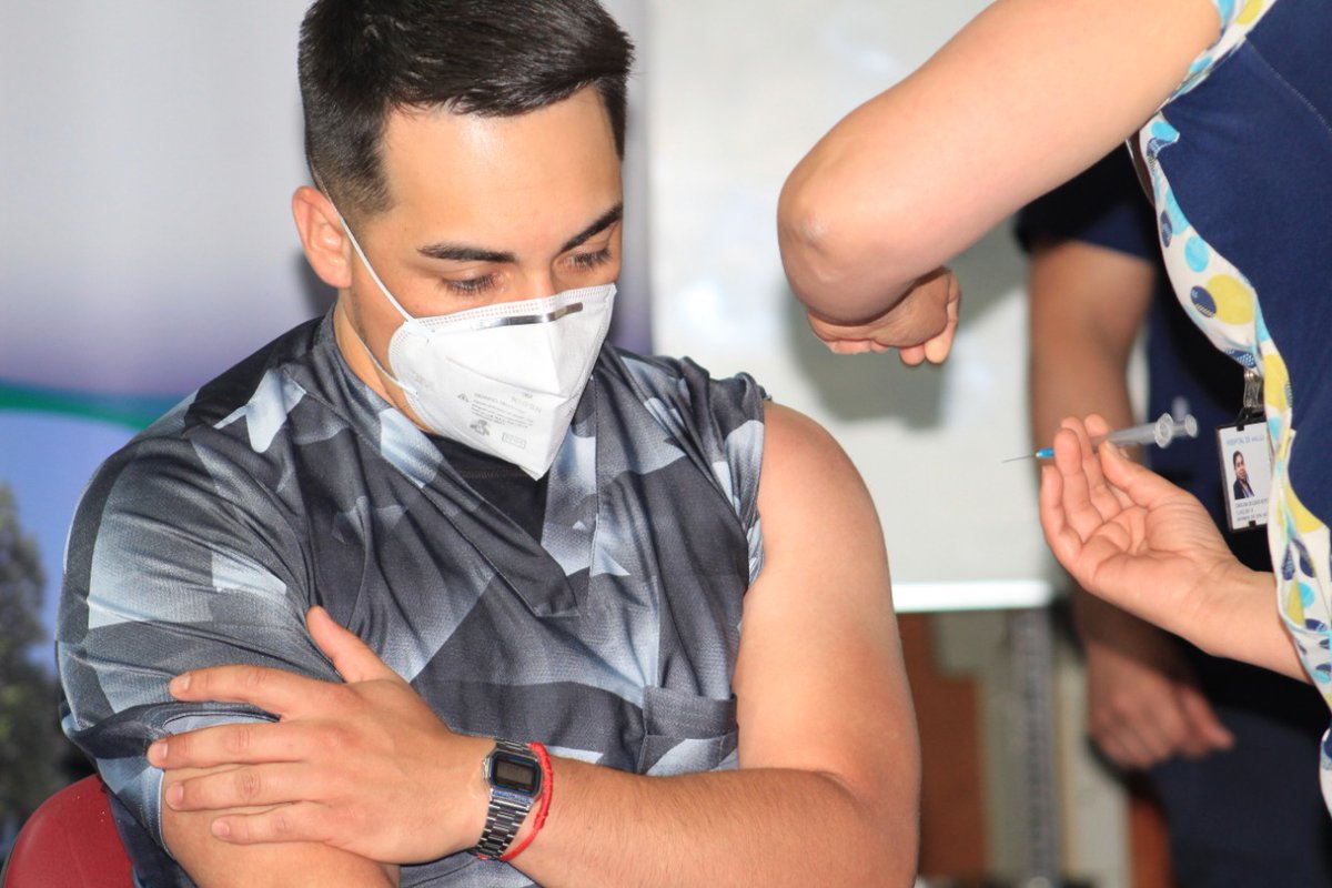 Para proteger la salud de los funcionarios de la primera línea quienes diariamente atienden a pacientes contagiados de #covid_19, personal de la Unidad de Paciente Crítico del Hospital de #Ancud también fueron inoculados con la vacuna contra el coronavirus #YoMeVacuno