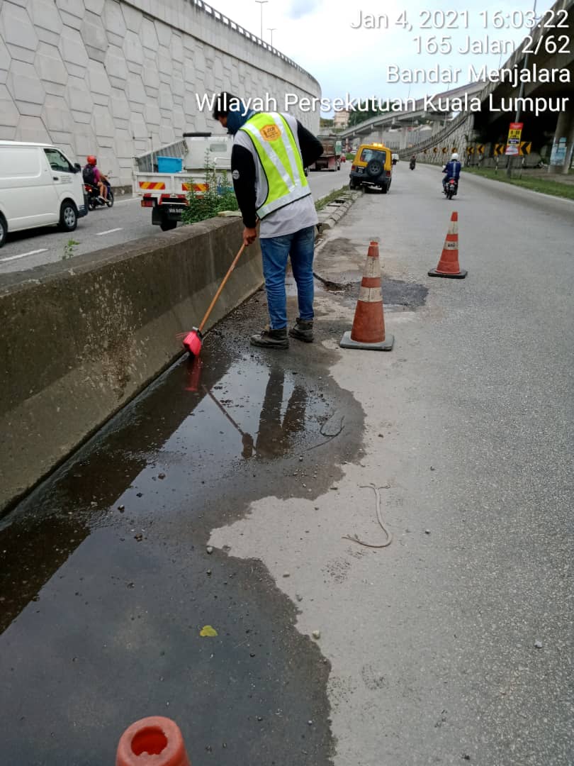 JkrPetaling's tweet photo. Kerja-kerja pembersihan pasir dan air bertakung di permukaan jalan di FT54 susulan daripada lawatan Y.Bhg Dato KPKR pada 4 Jan 2021

#TerusBerkhidmatUntukRakyat

@MOWorks @JKRMalaysia @JKRSelangor @CSFJ_JKR @IrZulkefly @irshahabuddin @zh_zainuddin https://t.co/z2uYNI8xU9