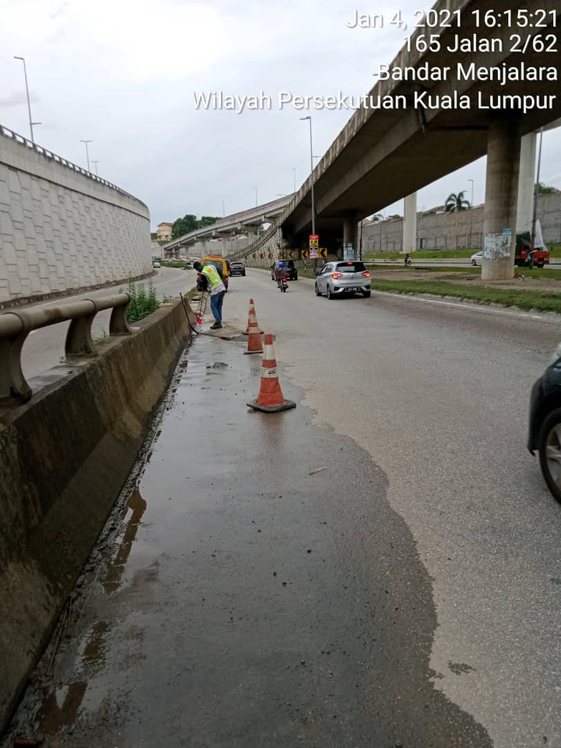JkrPetaling's tweet photo. Kerja-kerja pembersihan pasir dan air bertakung di permukaan jalan di FT54 susulan daripada lawatan Y.Bhg Dato KPKR pada 4 Jan 2021

#TerusBerkhidmatUntukRakyat

@MOWorks @JKRMalaysia @JKRSelangor @CSFJ_JKR @IrZulkefly @irshahabuddin @zh_zainuddin https://t.co/z2uYNI8xU9